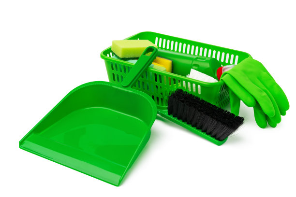 清洗在白色背景上隔离的篮子中的物品图片下载