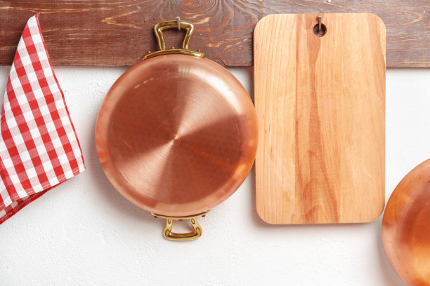 专业厨房，有很多铜锅图片下载