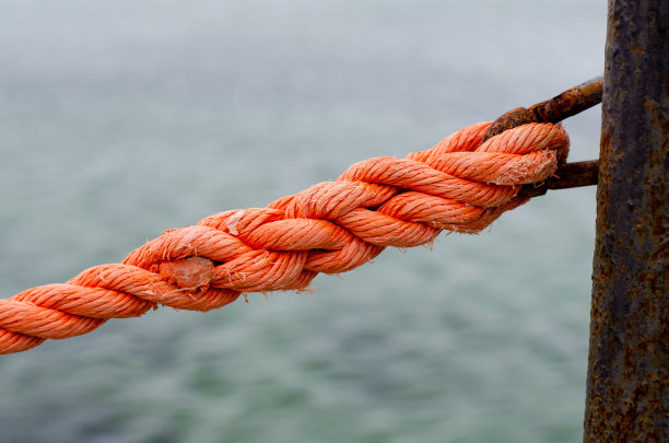 船用绳子。绳子栅栏。结。合成的绳子。海洋解决。图片下载