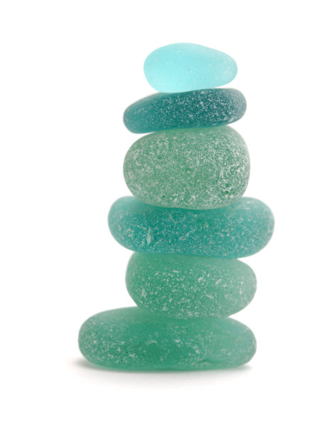 不同颜色的海玻璃碎片被隔离在白色的背景上图片下载