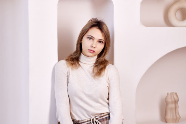 苗条的白人女性的肖像在家里。图片下载