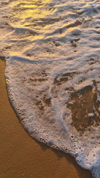 阳光灿烂的夏日里，西西里沙滩上波光粼粼的大海图片下载