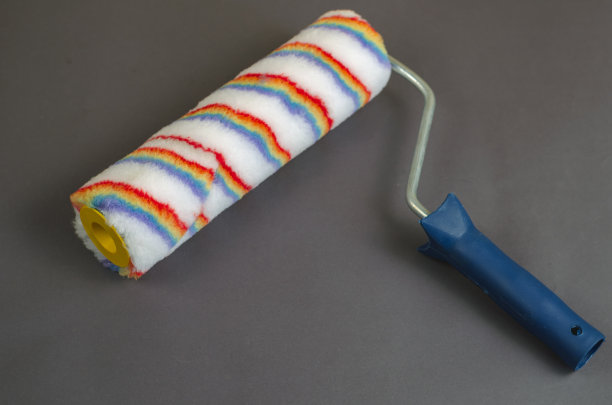 新的油漆辊在灰色背景。手工刷墙工具图片下载