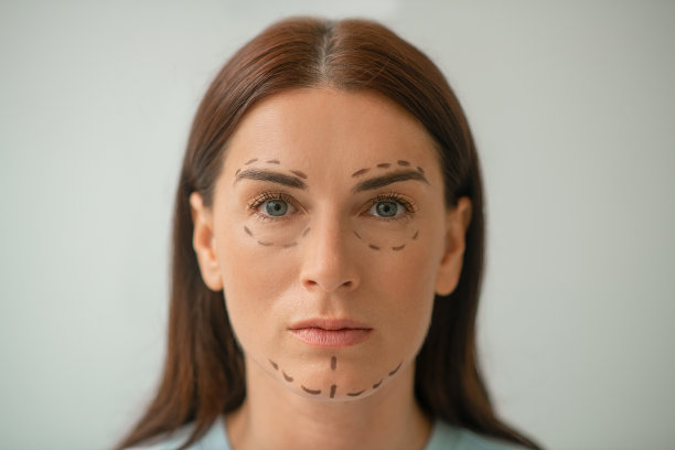 一张脸上有皱纹的黑头发女人的照片图片下载