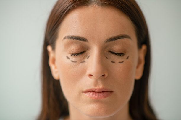 一幅眼睛区域有线条的女人肖像图片下载