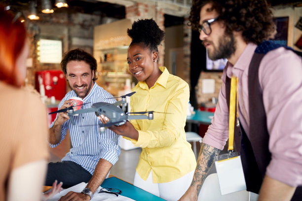 年轻的同事一起合作一个项目图片下载