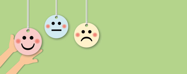 手选择拿着粉红色的笑脸圈和绿色背景上的彩色圈，积极思考。图片下载