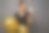 美丽的混血女子身穿黑色服装，在灰色的墙壁背景下微笑着，手里拿着气球和金色的空白信用卡。黑色星期五的概念与拷贝广告空间图片下载