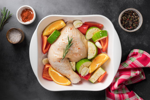 生鸡肉和蔬菜放在陶瓷平底锅里图片下载