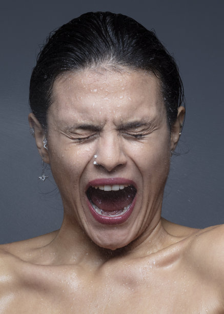 年轻女子的肖像与湿脸。图片下载