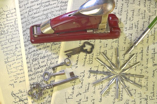 复古笔迹配件的特写。古董钥匙，订书机，金属笔尖和旧钢笔。的文具。平的。图片下载