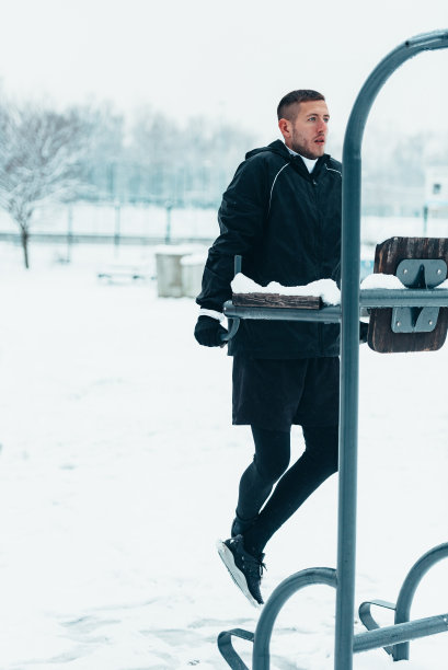 一个英俊的年轻人在寒冷的冬天在户外锻炼图片下载