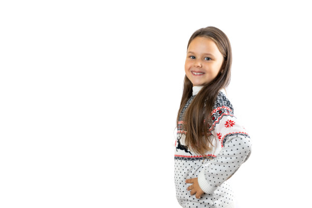 美丽，微笑的女孩在白色针织圣诞毛衣驯鹿给予与手在腰，孤立的白色背景与复制空间图片下载