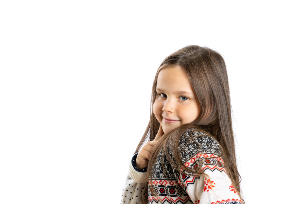 特写照片的微笑女孩长发在白色针织圣诞毛衣驯鹿，孤立在白色背景图片下载