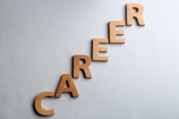 文字事业由木制字母在灰色背景上，平铺。促销的概念图片下载