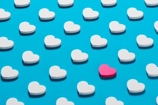 情人节。在白色的心中，一颗红色的心在蓝色的背景中脱颖而出。假日、关系和爱情的概念。三维渲染图片下载