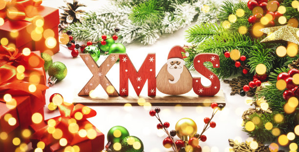 圣诞快乐或新年背景与红色的礼品盒，冷杉树枝，圣诞球，浆果，星星，散景灯和题词圣诞节图片下载