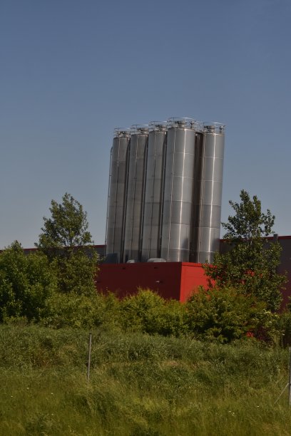 一家德国啤酒厂的不锈钢水箱图片下载