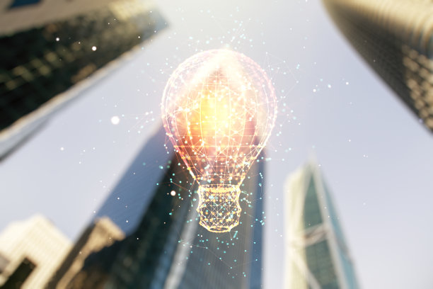 摘要虚拟灯泡全息图在模糊的城市景观背景上，构思概念。Multiexposure图片下载