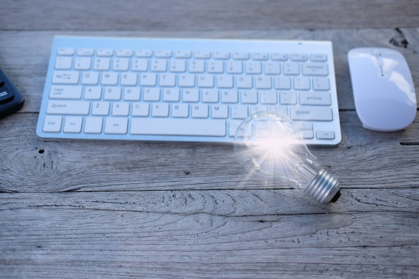 创意创新和灵感概念。木桌上的发光灯泡，概念创意与闪烁的灯泡。可持续商业发展的灵感图片下载
