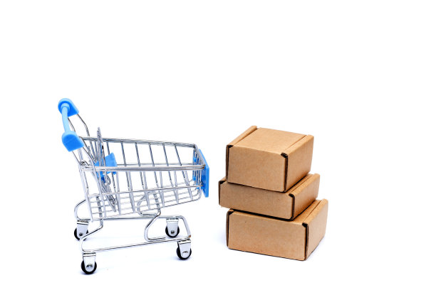 购物车装满了纸板箱，孤立在白色背景上图片下载