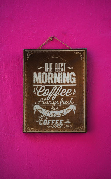 粉红色的墙上有木制框架和短语图片下载