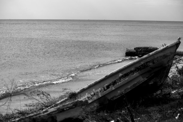 黑白照片拍摄的是废弃的旧船图片下载