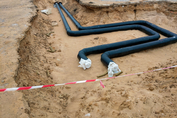 配网机组的安装过程。在沙坑内的混凝土支架上连接管道的框架。图片下载