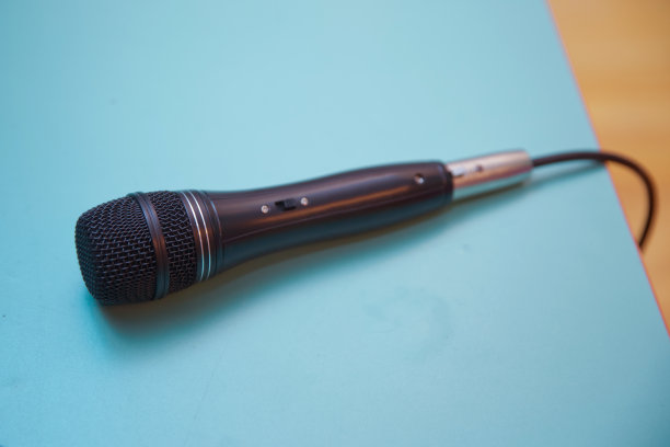 蓝色背景麦克风。在天空背景剪辑路径上隔离的麦克风。抽象软模糊和软聚焦麦克风与蓝天和复制空间背景。图片下载