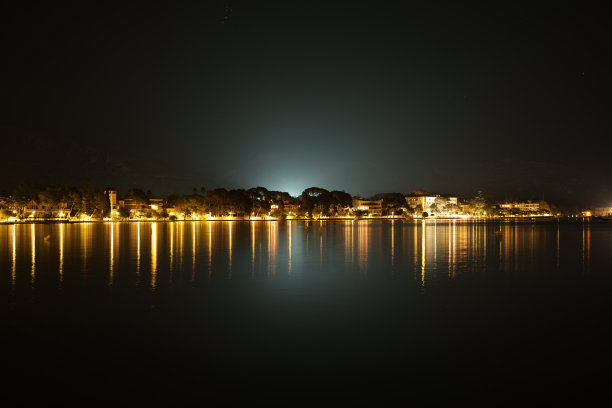 夜晚的海岸线，强烈的城市背光灯图片下载