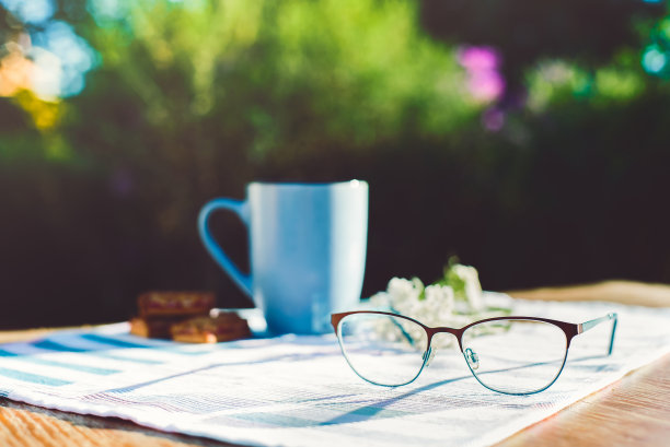 女人的爱好。钩针和针织配件在晴朗的天气图片下载