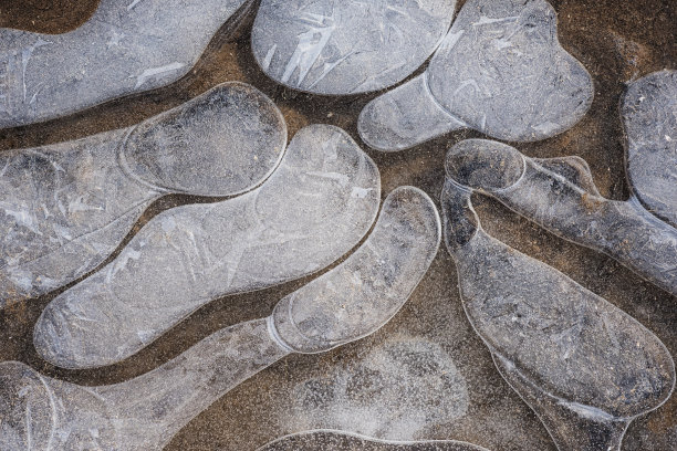 奇异的冰冻水图案，自然的冬季抽象背景图片下载