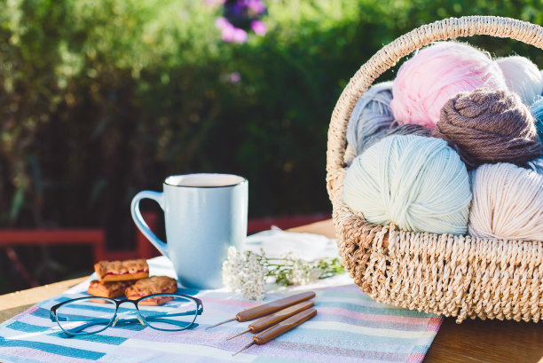 女人的爱好。钩针和针织配件在晴朗的天气图片下载
