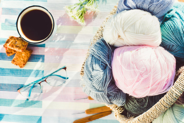 女人的爱好。钩针和针织配件在晴朗的天气图片下载