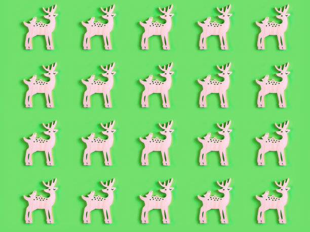 美丽的图案手工木鹿与鸟在绿色背景。图片下载