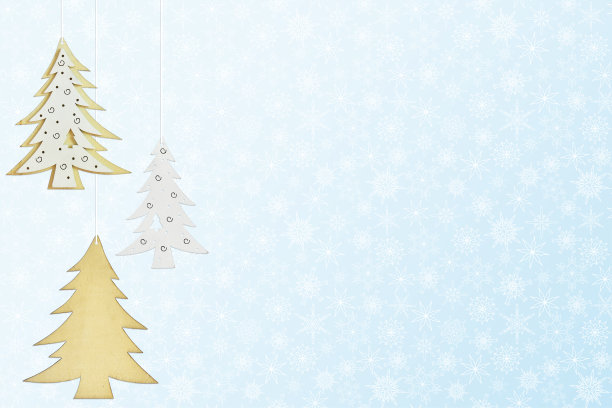 圣诞节木制的圣诞树垂饰以蓝色的雪花为背景。图片下载