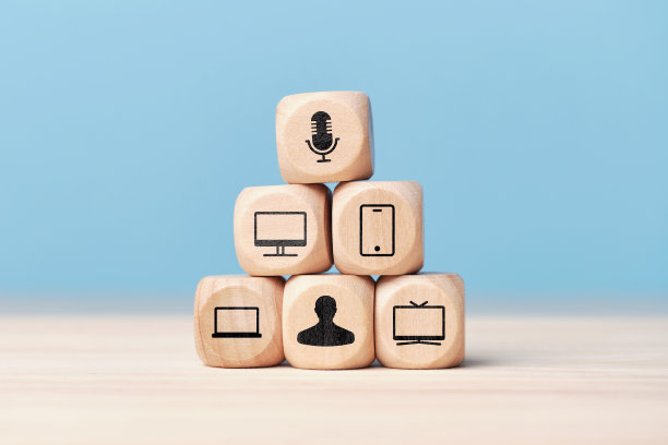 跨设备的播客概念。电脑，电视，麦克风图标在木制立方体。图片下载