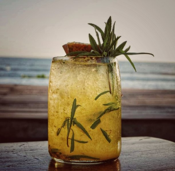 海滩上的解渴鲜橙饮料图片下载