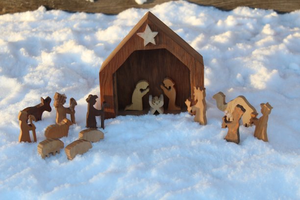 雪地中的圣诞节日耶稣诞生场景图片下载
