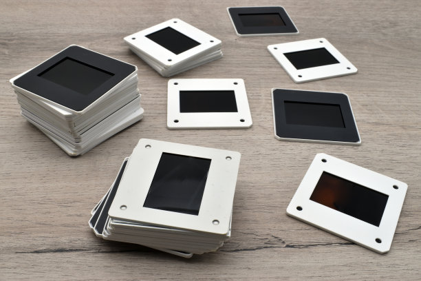 木桌上的旧幻灯片。老式的35毫米胶片图片下载