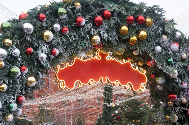 街市圣诞花环装饰。球玩具图片下载