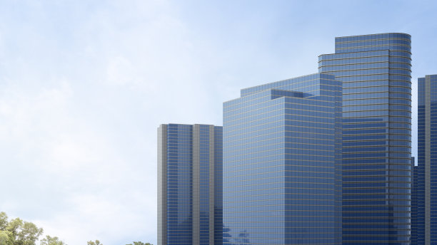 公共花园中靠近树的钢结构建筑。图片下载