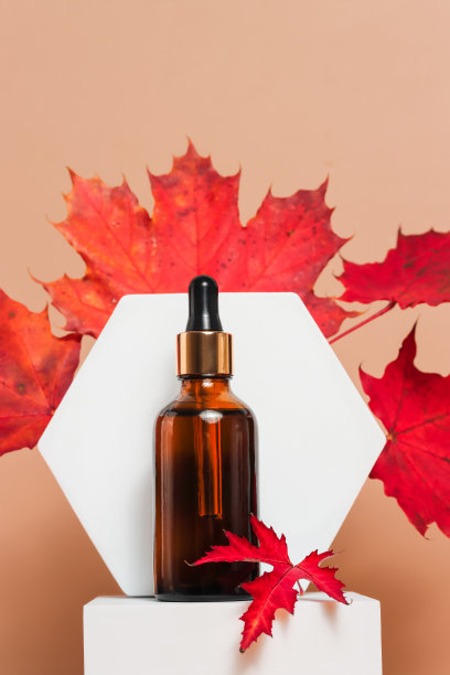 琥珀瓶与化妆油或血清在立方讲台图片下载