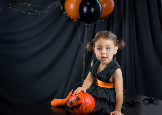 万圣节穿狂欢节服装的女孩图片下载