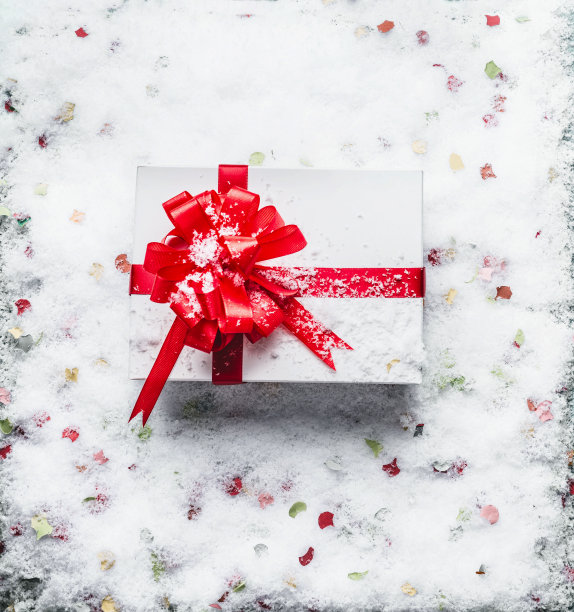 圣诞礼品盒上有红色的蝴蝶结图片下载
