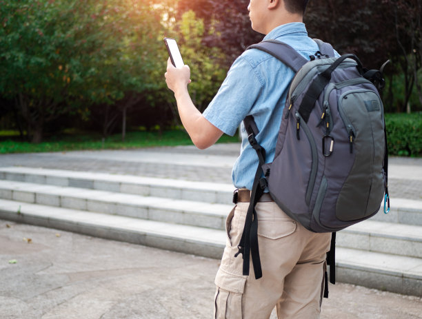 背包客用手机搜索信息图片下载