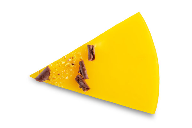 芒果慕斯蛋糕在一个白色孤立的背景图片下载