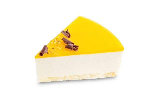 芒果慕斯蛋糕在一个白色孤立的背景图片下载