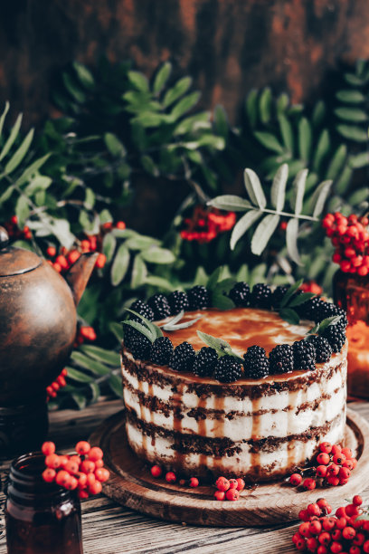 秋天背景上的胡萝卜蛋糕。蛋糕的一部分被聚焦了图片下载