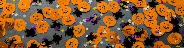 旗帜万圣节的背景:橙色南瓜形状的五彩纸屑，黑色的蜘蛛和星星。本空间图片下载